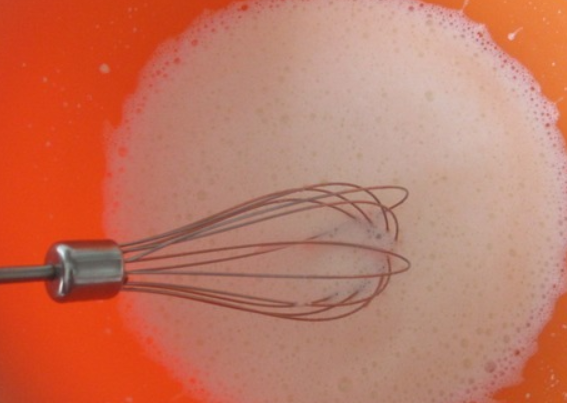 1. Этап. Блины из детской смеси: Вливаем в миску воду, добавляем смесь и хорошенько все перемешиваем. Также добавляем яйца, соль и сахар.