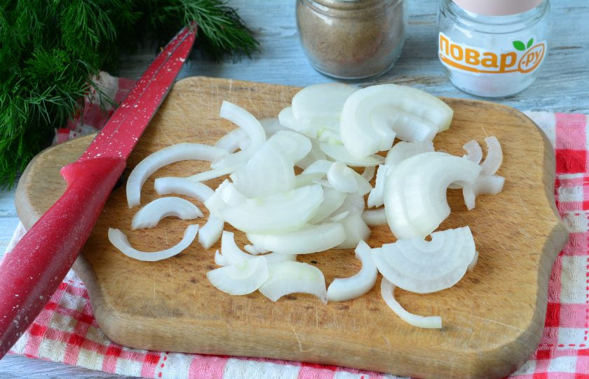 1. Этап. Куриная печень с грецкими орехами: Лук почистите и нарежьте полукольцами.