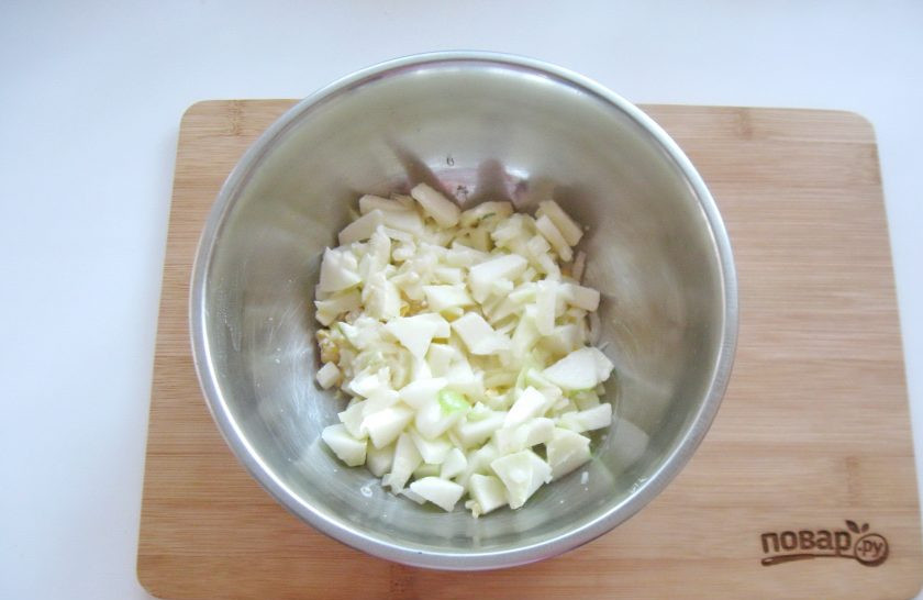 1. Этап. Салат Мошенница: Добавьте яблоко с луком.