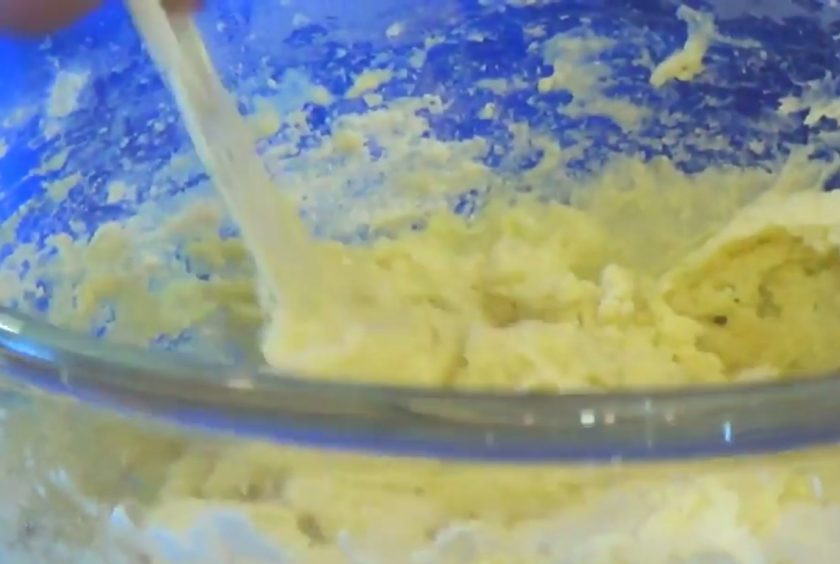 1. Этап. Кекс Твидовый: 2. По одному введите два яйца, постоянно взбивая массу. Добавьте ванильный сахар, сметану, просеянную муку, разрыхлитель и перемешайте ложкой. Добавьте тертый шоколад.