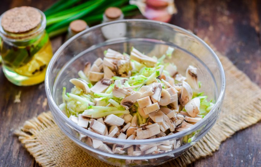 1. Этап. Запеканка из кабачков с грибами: Шампиньоны вымойте и просушите, нарежьте небольшими кусочками и добавьте к кабачку.