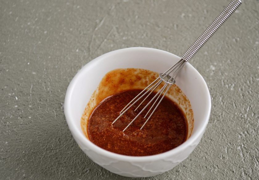 1. Этап. Бекон из баклажанов: Смешайте все остальные ингредиенты вместе.