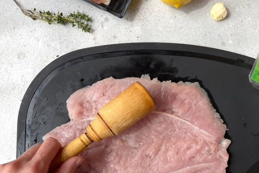 1. Этап. Руладин из индейки под брусничным соусом: Разрежьте грудку индейки и отбейте до толщины около 1,5 см.