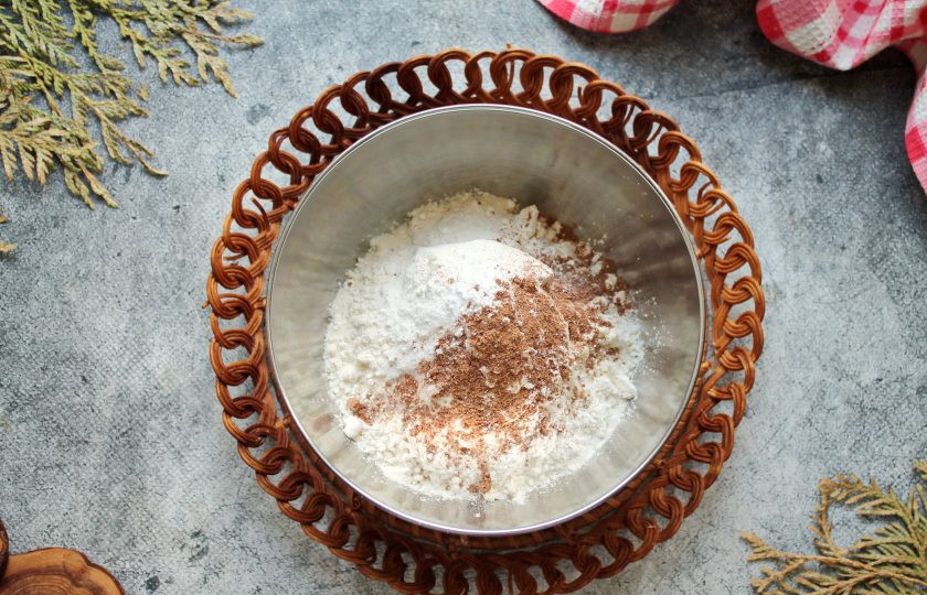 1. Этап. Морковный торт с карамелью: В миску просейте муку, добавьте специи, разрыхлитель, соду, соль, перемешайте.