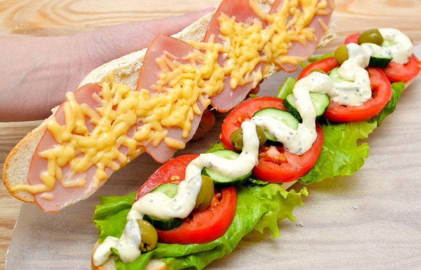 1. Этап. Cэндвич как в Сабвей: Смажьте нижнюю часть сэндвича, которая с овощами, майонезом и накройте верхней, с сыром и ветчиной.