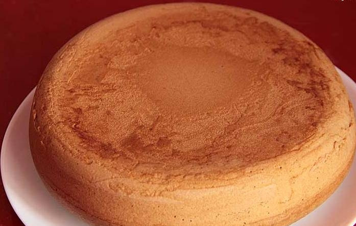 1. Этап. Торт с вишней и орехами: Залейте тесто в форму, выпекайте в духовке при 180 градусах около 40 минут. Готовый бисквит должен остыть в течение часа.