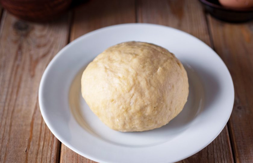 1. Этап. Башкирский чак-чак: Замесите тесто, не прилипающее к рукам, округлите его, оберните пищевой пленкой и позвольте ему отдохнуть в течение часа на кухонном столе.