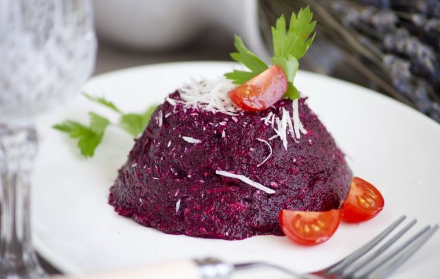 1. Этап. Свекольный соус: Подавайте соус к любимому горячему блюду в холодном виде. Приятной дегустации!