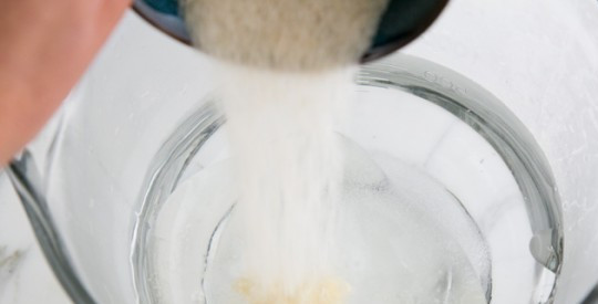 1. Этап. Цукини быстрого маринования: Все ингредиенты для маринада растворить в горячей воде.