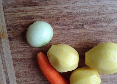 1. Этап. Суп из замороженных белых грибов: Очистим и помоем овощи.