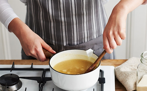 1. Этап. Фадж: 3. Доведите смесь до кипения и варите ее, часто помешивая, до карамельного состояния, 10 минут.