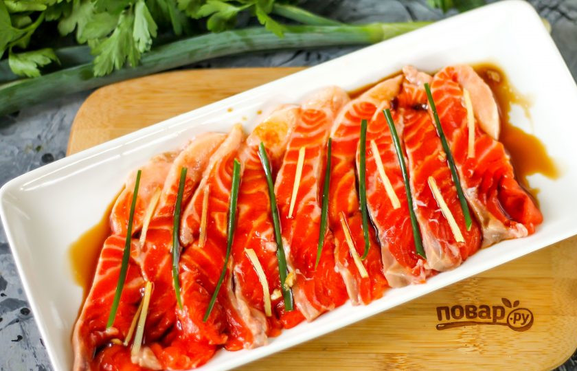 1. Этап. Сашими из лосося: Полейте соусом рыбное филе и оставьте на 5-10 минут на холоде для пропитывания.