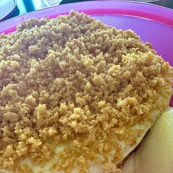 1. Этап. Торт морковный постный: Промазал торт со всех сторон и обсыпал крошкой.