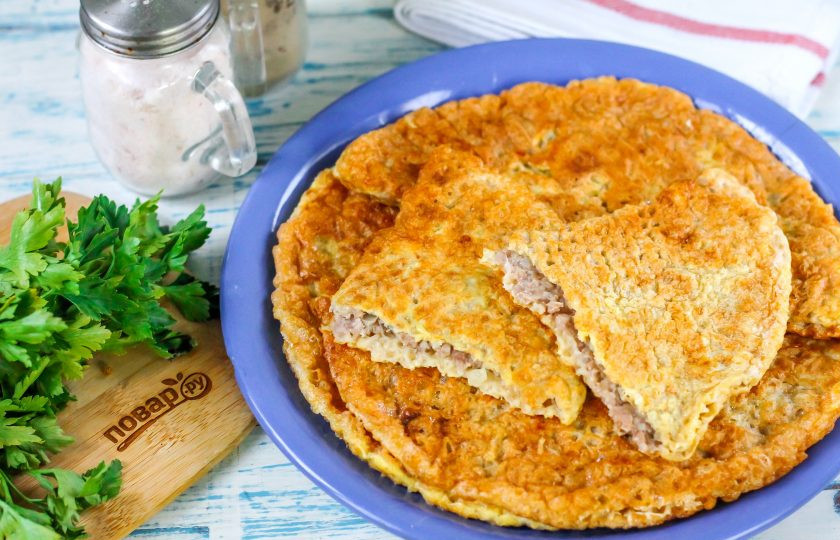 1. Этап. Чебуреки из вафельных коржей: Затем выложите готовое блюдо на тарелку и подайте к столу горячим. Можно дополнить чебуреки сметаной любой жирности.