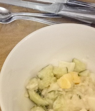 1. Этап. Салат из трёх ингредиентов: Заправить майонезом. Перемешать. Разложить по тарелкам. Приятного аппетита.