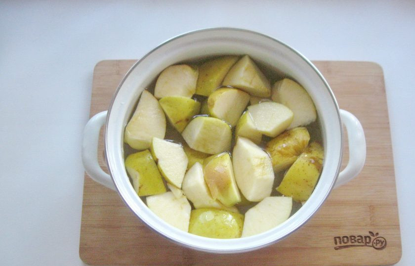1. Этап. Яблочный компот с корицей: Яблоки помойте, удалите сердцевину и нарежьте произвольно. Выложите в кастрюлю.