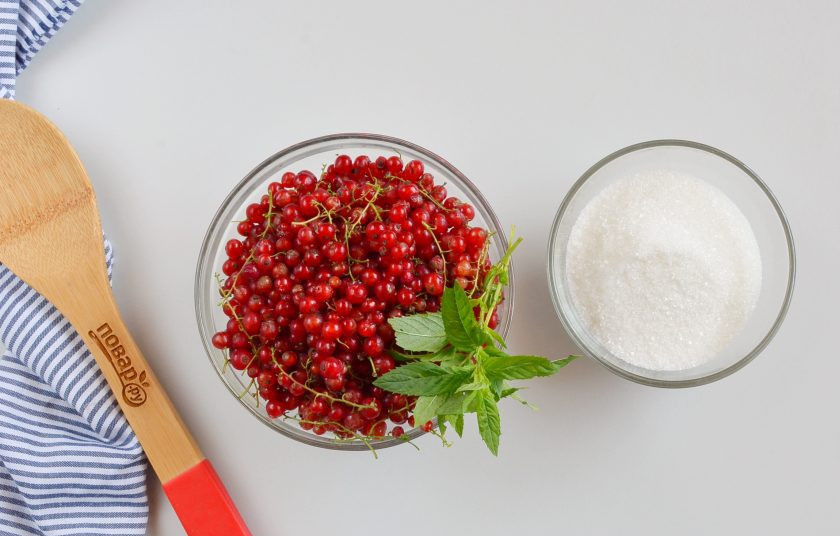 1. Этап. Компот из красной смородины на зиму: Подготовьте смородину, мяту, сахар. Поставьте 3 литра воды и доведите до кипения. Простерилизуйте банку и крышку.