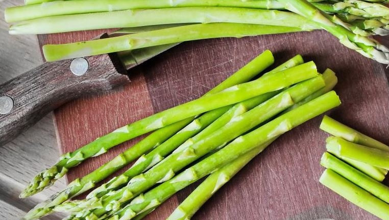 1. Этап. Салат с копченой колбасой и сыром: Вымойте и просушите молодую спаржу. Отрежьте у нее пару сантиметров самых жестких кончиков, остальную часть нарежьте ножом на брусочки.