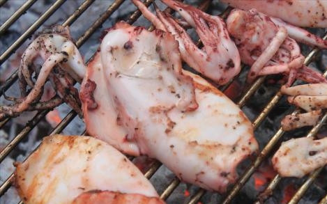 1. Этап. Кальмары в маринаде: 2. Спустя это время начинаем запекать кальмары на гриле.