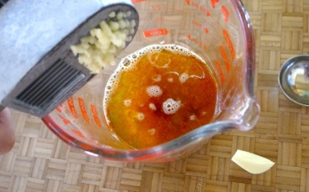 1. Этап. Стейк с цитрусами: Затем добавим измельченный чеснок и снова все перемешиваем.