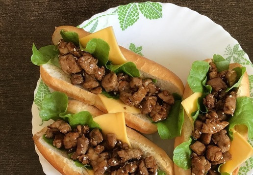 1. Этап. Хот-дог со свининой терияки: Затем вложить листья салата, ленточки маринованного огурца, мясо.