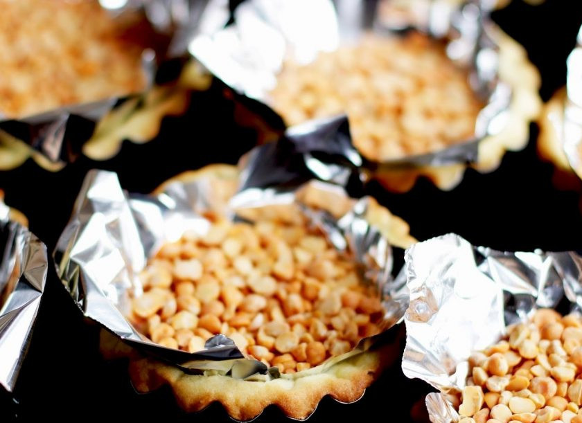 1. Этап. Корзинки с белковым кремом: 5. Это нужно для того, чтобы тесто во время выпекания не деформировалось и не утратило свою форму.