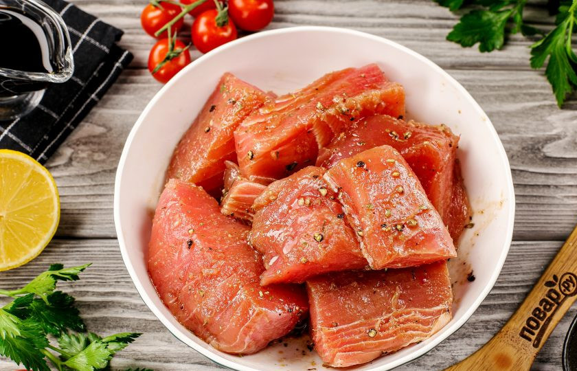 1. Этап. Тунец в соевом соусе: Выложите стейки в маринад и хорошо их смажьте со всех сторон. Оставьте минут на 15 мариноваться.