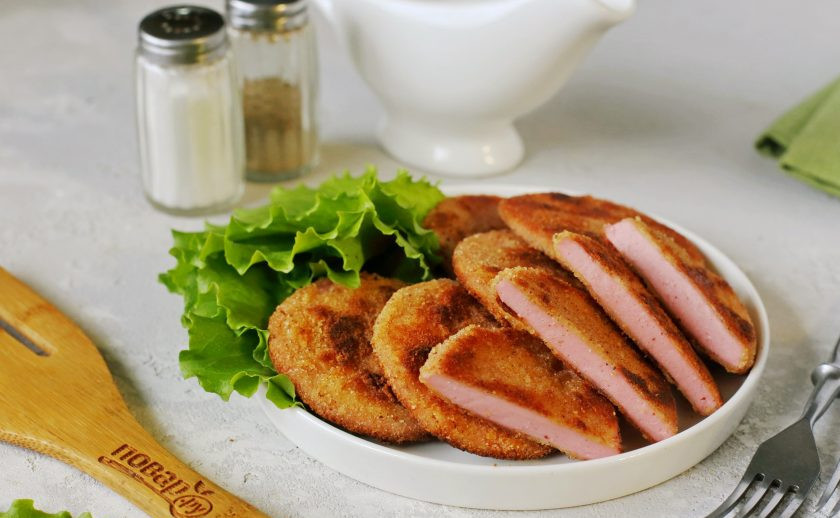 1. Этап. Жареная колбаса по-ленинградски: Подавать такую колбасу лучше всего в горячем виде. Приятного аппетита!