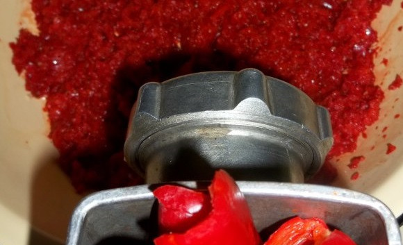 1. Этап. Кавказская аджика: 6. Перец болгарский очистите. Пропустите через мясорубку приготовленные овощи - болгарский перец, чили и помидоры.