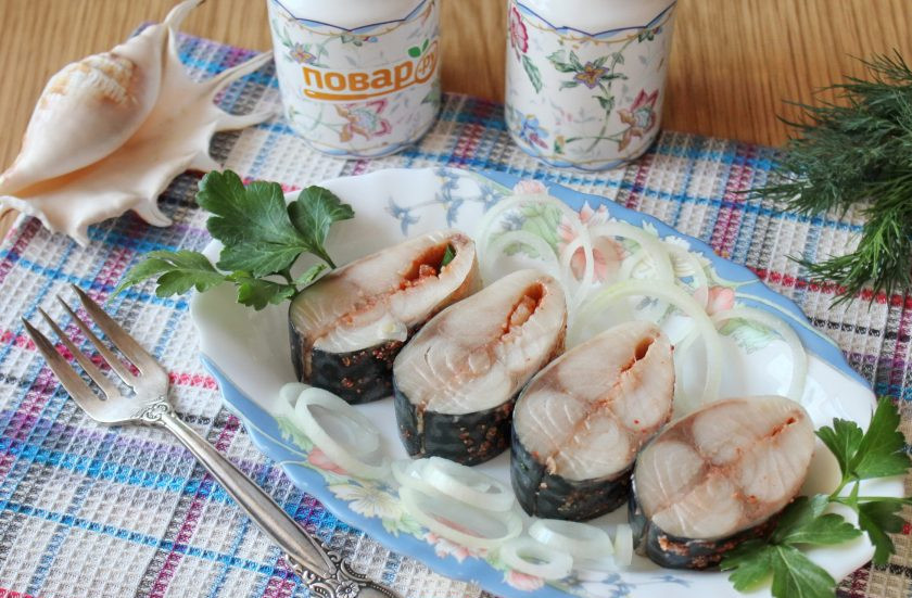 1. Этап. Скумбрия соленая в морозилке: После достаньте из морозильника рыбу и разморозьте в холодильнике. Нарежьте на кусочки и подавайте к столу.