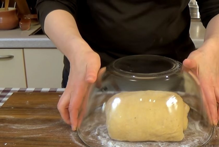 1. Этап. Булочки с тыквой и корицей: 4. Сложите его втрое, затем снова втрое и накройте миской на 20 минут. Раскатайте тесто в прямоугольник размером 30х45 см. Сверху смажьте мягким сливочным маслом и посыпьте сахаром с корицей. Сформируйте рулет.