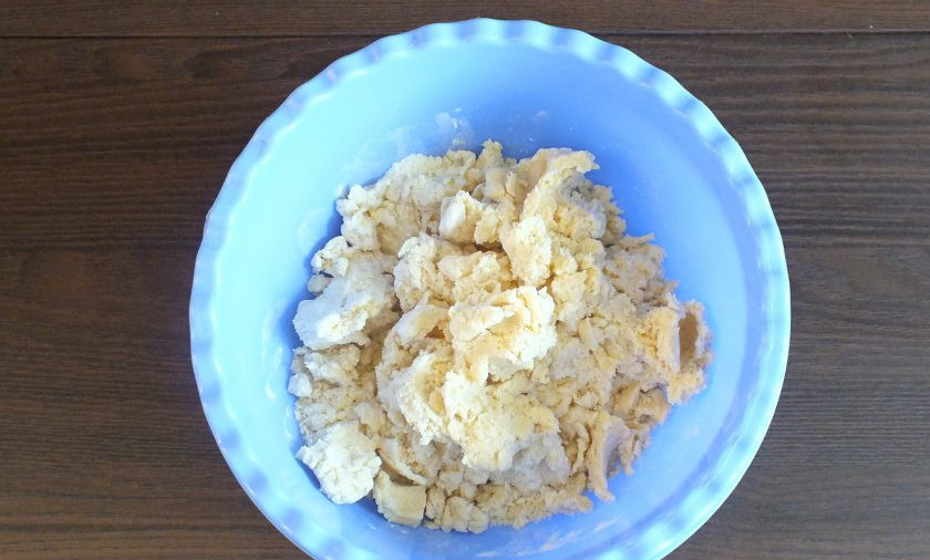 1. Этап. Киш с малиной: Начните замес с помощью ложки. Как только тесто начнет собираться в комочки, месите руками.