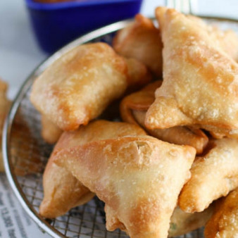 Самса с курицей из слоеного теста