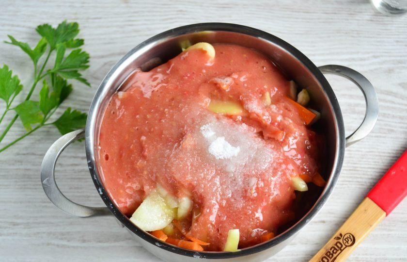1. Этап. Закуска из перца и моркови на зиму: Добавьте томатное пюре, соль, сахар, растительное масло, перемешайте и поставьте на огонь.