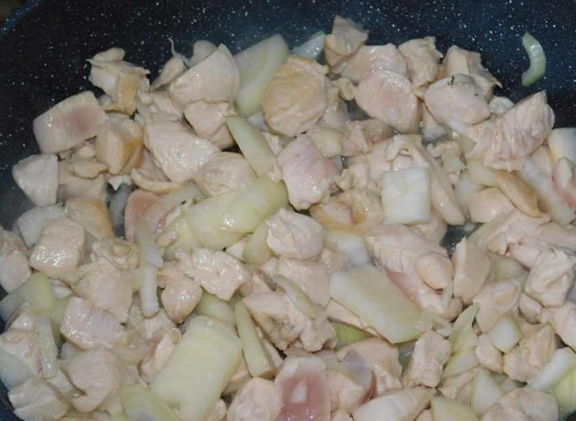 1. Этап. Курица с грибами в чесночном соусе: Куриное филе нарежьте и обжарьте вместе с луком.
