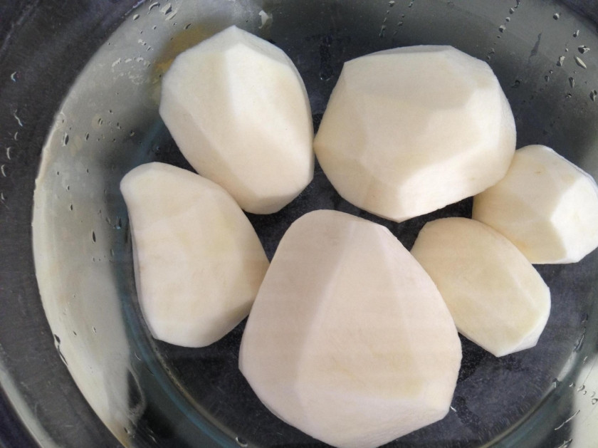 1. Этап. Корейка из баранины: 4. Чищу картошку, нарезаю крупными кусками и помещаю их в воду.