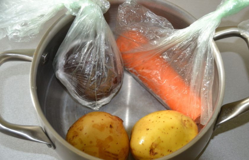 1. Этап. Салат Манон: Отварите заранее куриную грудку, яйца, морковь, свеклу и картофель. Можно вот так, в одной кастрюле, свеклу и морковь отваривайте в пакетах.