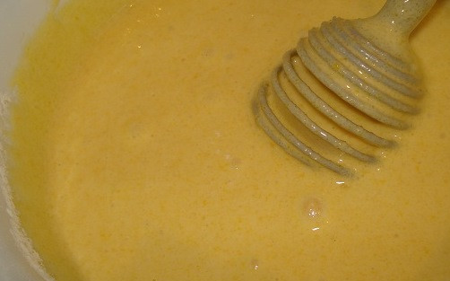 1. Этап. Крем яичный для торта: Вымешиваем так, чтоб не осталось комочков.