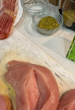 1. Этап. Праздничные кармашки по-питерски: В филе грудки сделать надрезы-кармашки, как показано на фото