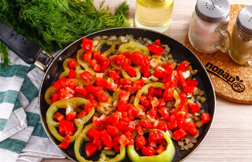 1. Этап. Рыба по-турецки: Затем добавьте туда же томатную нарезку, посолите и поперчите. Потушите еще 3-5 минут, накрыв емкость крышкой. На этом этапе можно добавить специи и пряности.