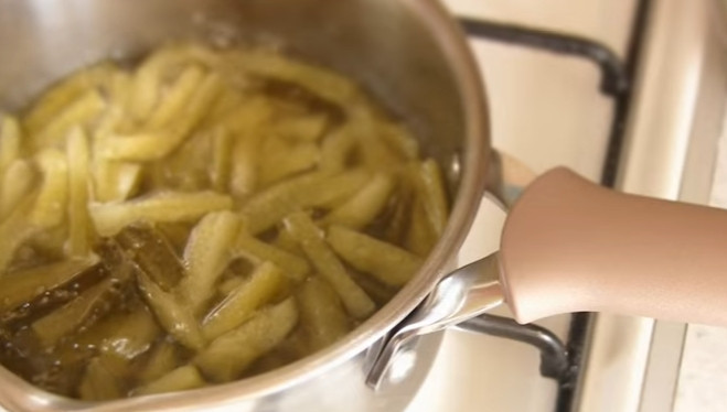 1. Этап. Солянка сборная мясная с колбасой: 4. Огурцы нарежьте соломкой, переложите в ковшик, добавьте немного рассола и 5-7 минут проварите. Затем отправьте в бульон.