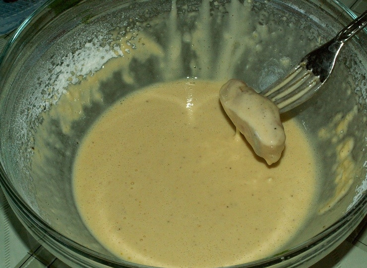 1. Этап. Морской язык в кляре: Когда кляр готов, обмакиваем в нем каждый кусочек рыбы.