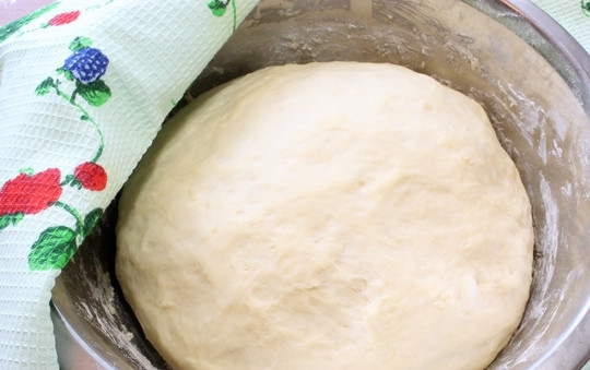 1. Этап. Осетинский пирог Балджин: Оставьте тесто, накройте салфеткой для следующего 