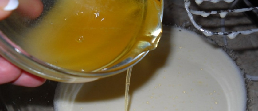 1. Этап. Кексики с медом: В яйца добавляем мед, потом сметану. Все вместе взбиваем.