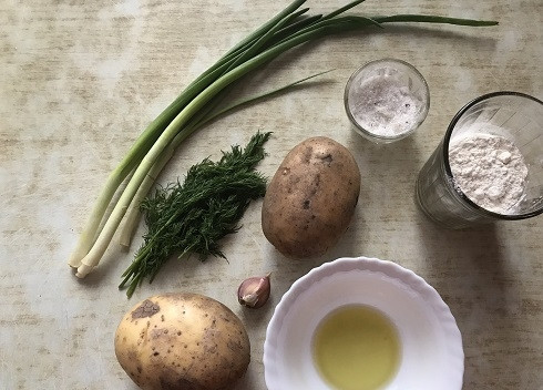 1. Этап. Постные картофельные вафли: 1. Небольшой набор продуктов, которые потребуются для изготовления картофельных вафель.