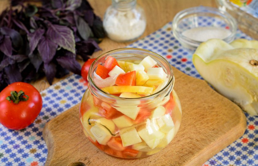 1. Этап. Салат из патиссонов на зиму: Наполните чистые банки овощным салатом вместе с соком.