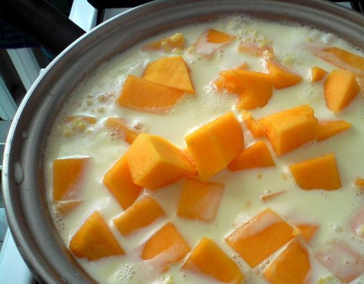 1. Этап. Каша из тыквы в духовке: 2. Затем добавим тыкву кусочками, и проварим еще 5-10 минут. перекладываем все это дело в горшочек для духовки. Саму же духовку прогреваем до 180 градусов.