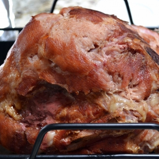 1. Этап. Ветчина, запеченная куском: Запекаем ветчину примерно 1 час при 180 градусах.