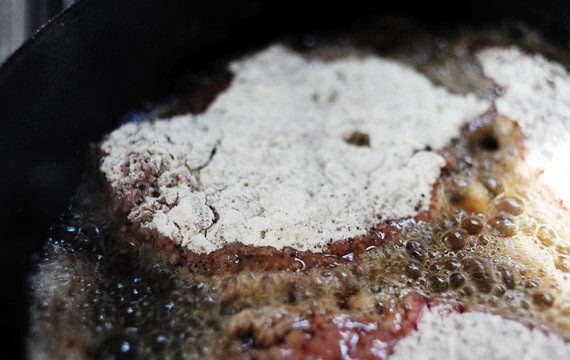 1. Этап. Раунд-стейк: 4. Обжарьте стейки в разогретом масле с двух сторон до золотистости