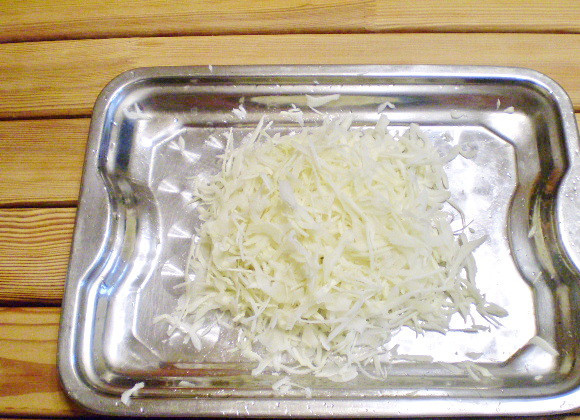 1. Этап. Салат Цветной: 2. Шинкуем тонко капусту.